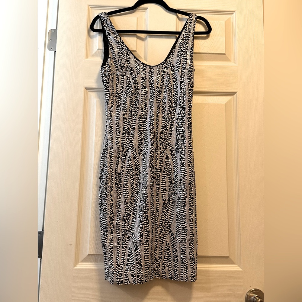 Cache size small Elegant Black and White Patterned Dress